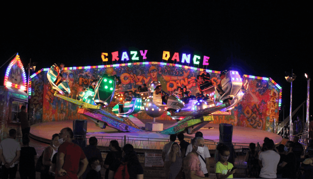 Crazy Dance eğlencesi gece ışıklar içinde